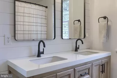 Bath - 1150 Clay Rd, Lititz, PA 17543 photo 3 of 4