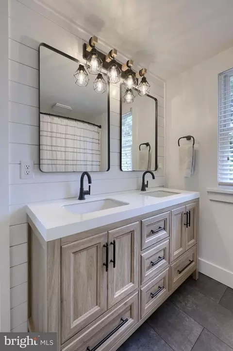 Bath - 1150 Clay Rd, Lititz, PA 17543 photo 2 of 4