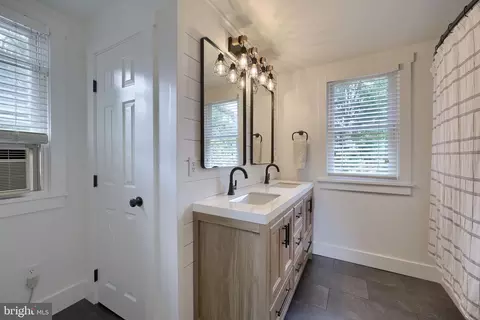 Bath - 1150 Clay Rd, Lititz, PA 17543 photo 4 of 4
