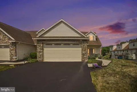 8 Arrow Head Dr, Elizabethtown, PA 17022