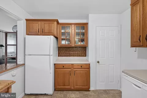 Kitchen - 501 General Sutter Ave, Lititz, PA 17543 photo 3 of 4