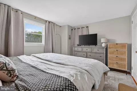Bedroom - 501 General Sutter Ave, Lititz, PA 17543 photo 2 of 4