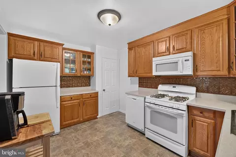 Kitchen - 501 General Sutter Ave, Lititz, PA 17543 photo 2 of 4
