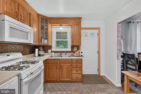 Kitchen - 501 General Sutter Ave, Lititz, PA 17543 photo 4 of 4