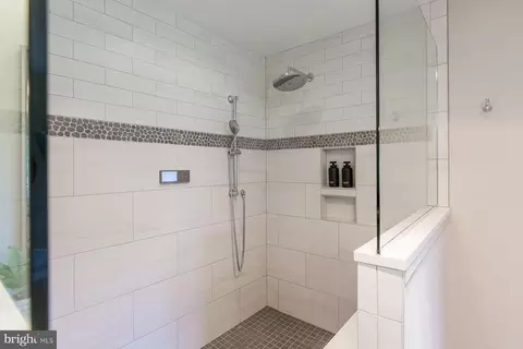 Bath - 425 E Delp Rd, Lancaster, PA 17601 photo 5 of 9