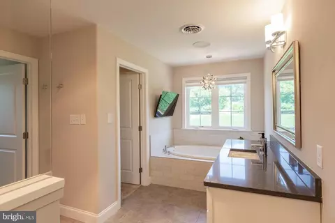Bath - 425 E Delp Rd, Lancaster, PA 17601 photo 4 of 9
