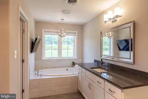 Bath - 425 E Delp Rd, Lancaster, PA 17601 photo 3 of 9