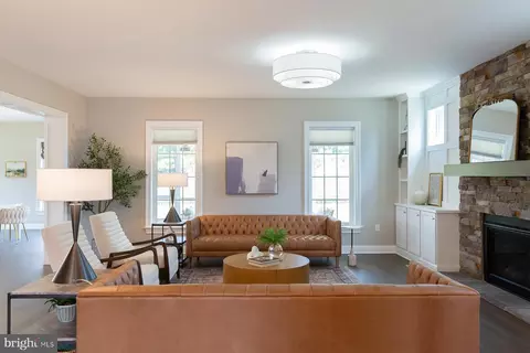 Living - 425 E Delp Rd, Lancaster, PA 17601 photo 2 of 3