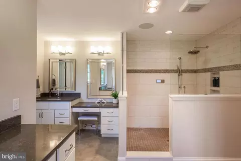 Bath - 425 E Delp Rd, Lancaster, PA 17601 photo 1 of 9