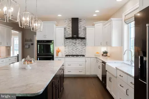 Kitchen - 425 E Delp Rd, Lancaster, PA 17601 photo 4 of 7