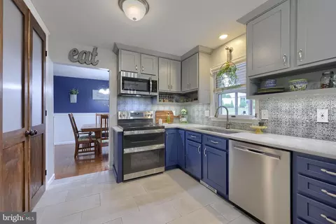 Kitchen - 323 Knights Bridge Way, Lititz, PA 17543 photo 2 of 5
