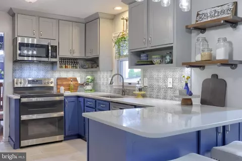 Kitchen - 323 Knights Bridge Way, Lititz, PA 17543 photo 3 of 5
