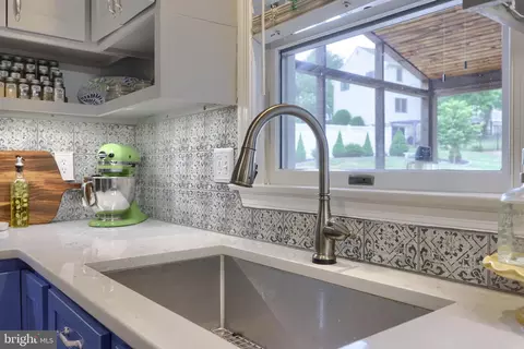 Kitchen - 323 Knights Bridge Way, Lititz, PA 17543 photo 4 of 5