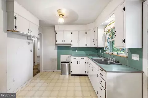 Kitchen - 1230 Orchard Rd, Lititz, PA 17543 photo 2 of 2