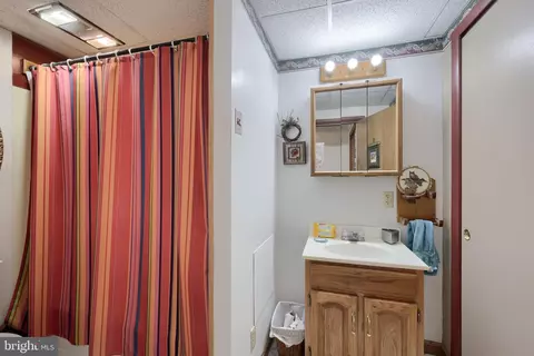 Bath - 945 Maple St, Lititz, PA 17543 photo 3 of 3