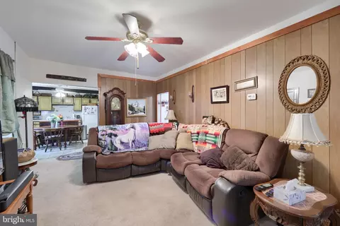 Entry Way - 945 Maple St, Lititz, PA 17543 photo 2 of 4