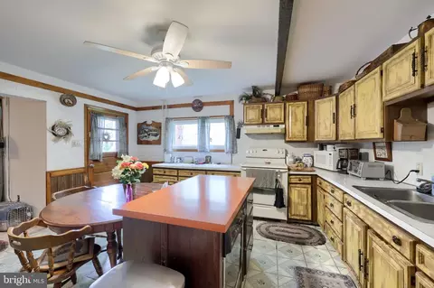 Kitchen - 945 Maple St, Lititz, PA 17543 photo 2 of 3