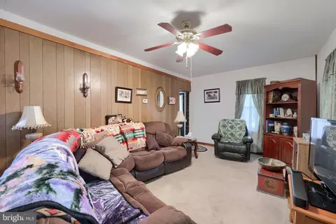 Entry Way - 945 Maple St, Lititz, PA 17543 photo 3 of 4