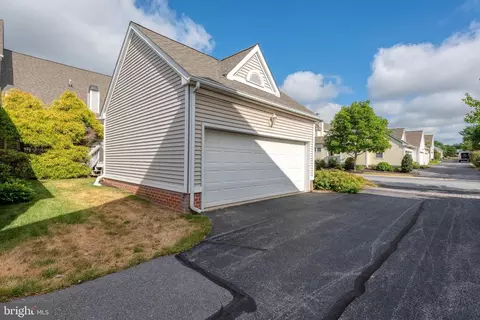 Exterior - 1001 Kent Gdn, Lititz, PA 17543 photo 9 of 9