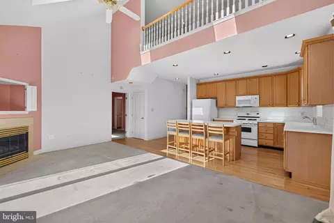 Living - 1001 Kent Gdn, Lititz, PA 17543 photo 4 of 6