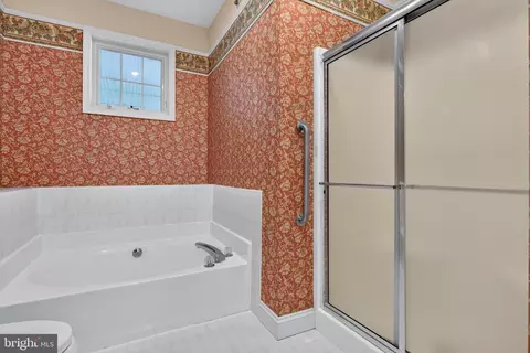 Bath - 1001 Kent Gdn, Lititz, PA 17543 photo 3 of 4