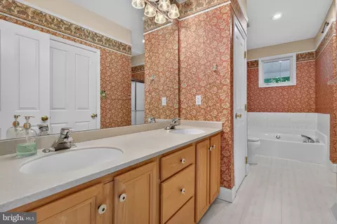Bath - 1001 Kent Gdn, Lititz, PA 17543 photo 2 of 4