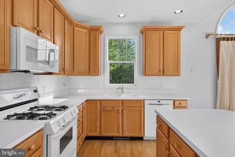 Kitchen - 1001 Kent Gdn, Lititz, PA 17543 photo 3 of 4