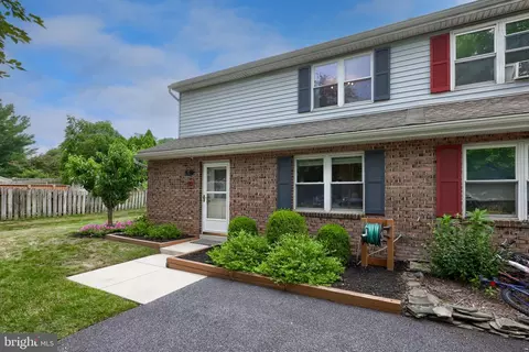 Exterior - 10 Lakeview Pl, Lititz, PA 17543 photo 2 of 8