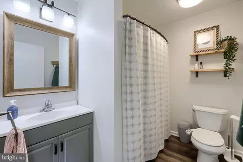 Bath - 10 Lakeview Pl, Lititz, PA 17543 photo 2 of 2