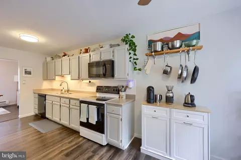 Kitchen - 10 Lakeview Pl, Lititz, PA 17543 photo 2 of 2