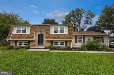 33 Country Side Ln, Leola, PA 17540