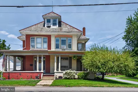 201 W Main St, Leola, PA 17540