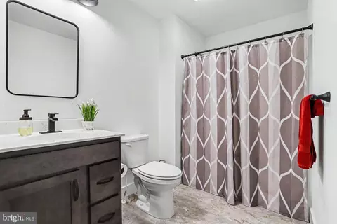 Bath - 100 Meadows Bnd, Lititz, PA 17543 photo 3 of 3