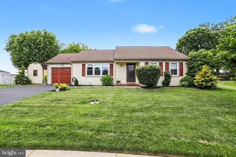 330 Dogwood Ln, New Holland, PA 17557