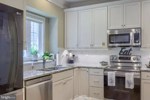 Kitchen - 1068 Constitution Dr, Lititz, PA 17543 photo 4 of 5