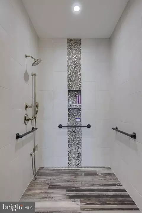 Bath - 1068 Constitution Dr, Lititz, PA 17543 photo 3 of 4