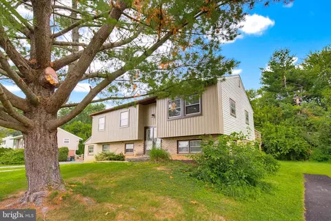 413 Surrey Dr, Lancaster, PA 17601