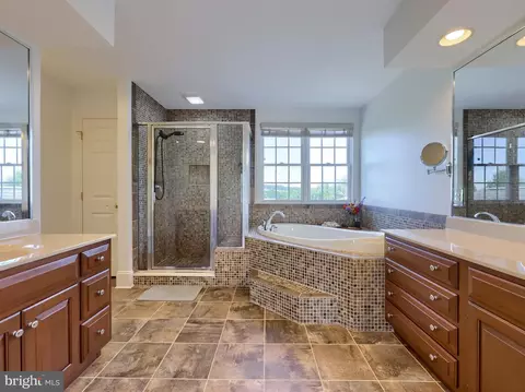 Bath - 309 Chadwyck Ln, Lititz, PA 17543 photo 2 of 5