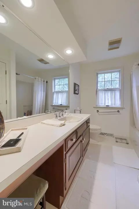 Bath - 1 Warren Cir, Lititz, PA 17543 photo 3 of 4