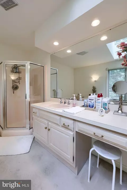 Bath - 1 Warren Cir, Lititz, PA 17543 photo 1 of 4