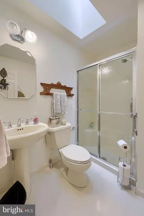 Bath - 1 Warren Cir, Lititz, PA 17543 photo 4 of 4