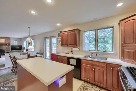 Kitchen - 1 Warren Cir, Lititz, PA 17543 photo 1 of 3