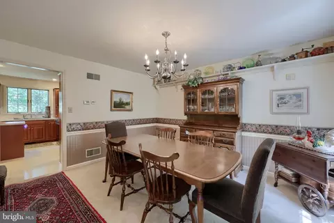 Dining - 1 Warren Cir, Lititz, PA 17543 photo 2 of 4