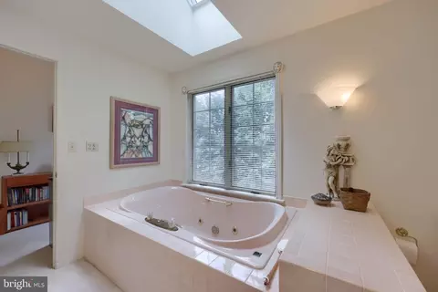 Bath - 1 Warren Cir, Lititz, PA 17543 photo 2 of 4