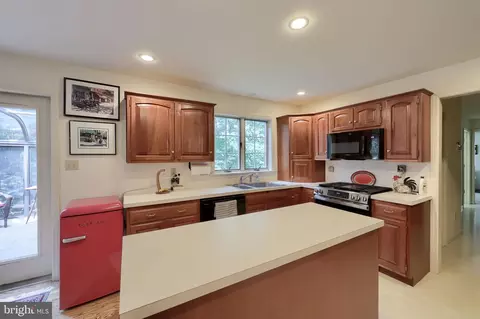 Kitchen - 1 Warren Cir, Lititz, PA 17543 photo 2 of 3