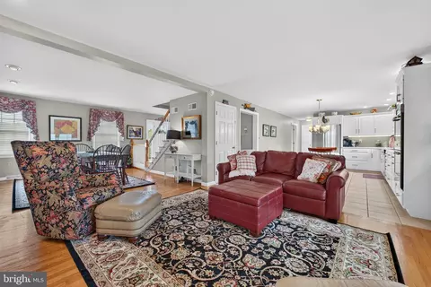 Living - 695 Sue Dr, Lititz, PA 17543 photo 3 of 4