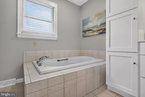 Bath - 695 Sue Dr, Lititz, PA 17543 photo 4 of 6