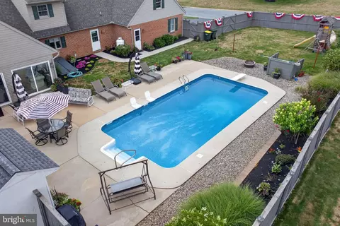 Exterior - 695 Sue Dr, Lititz, PA 17543 photo 15 of 16