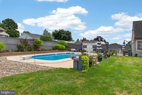 Exterior - 695 Sue Dr, Lititz, PA 17543 photo 14 of 16