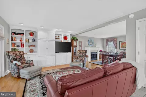 Living - 695 Sue Dr, Lititz, PA 17543 photo 1 of 4